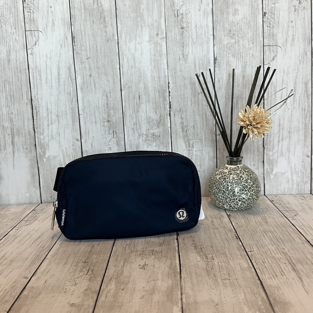 NWT LULULEMON EVERYWHERE BELT BAG NAVY